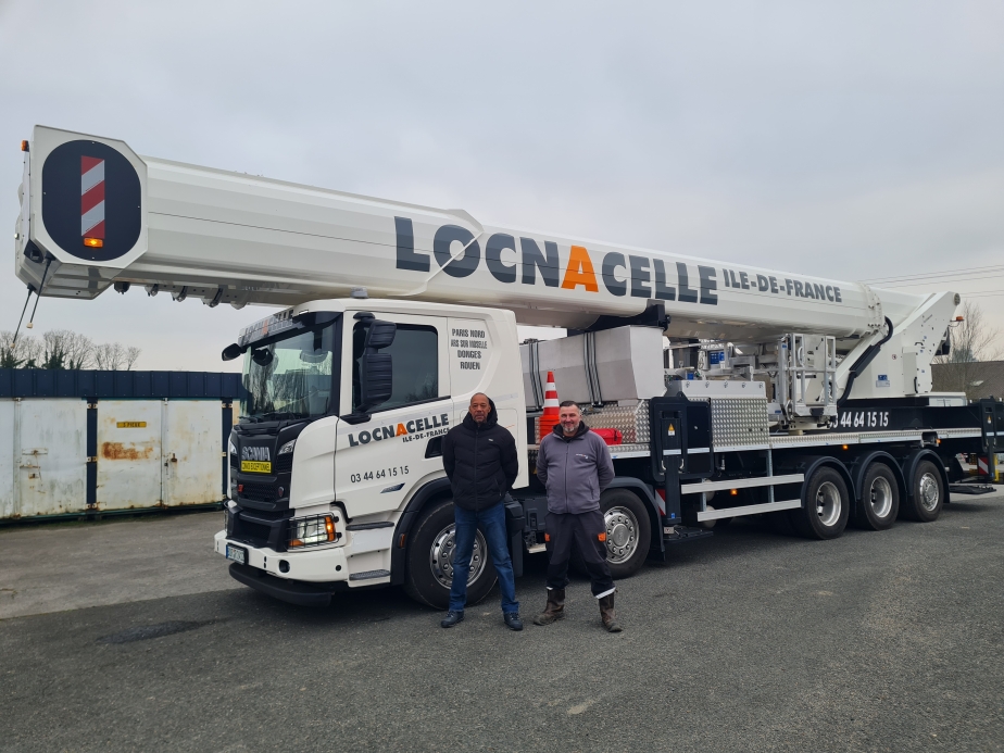Die Bediener Eddy und Sébastian von LOCNACELLE freuen sich über ihren neuen STEIGER T 900 HF