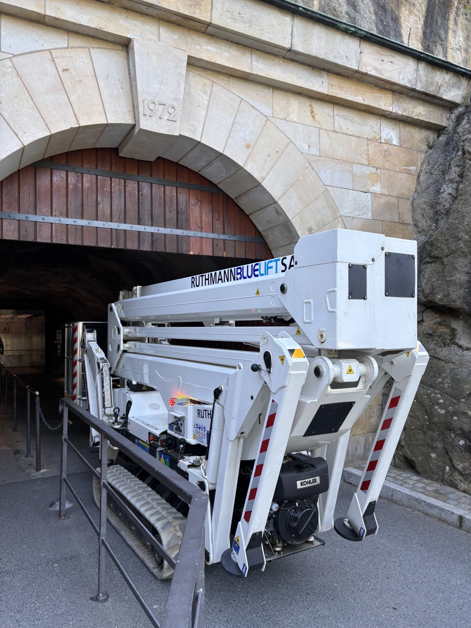 BLUELIFT SA 22 Raupenarbeitsbühne an der Festung Königsstein
