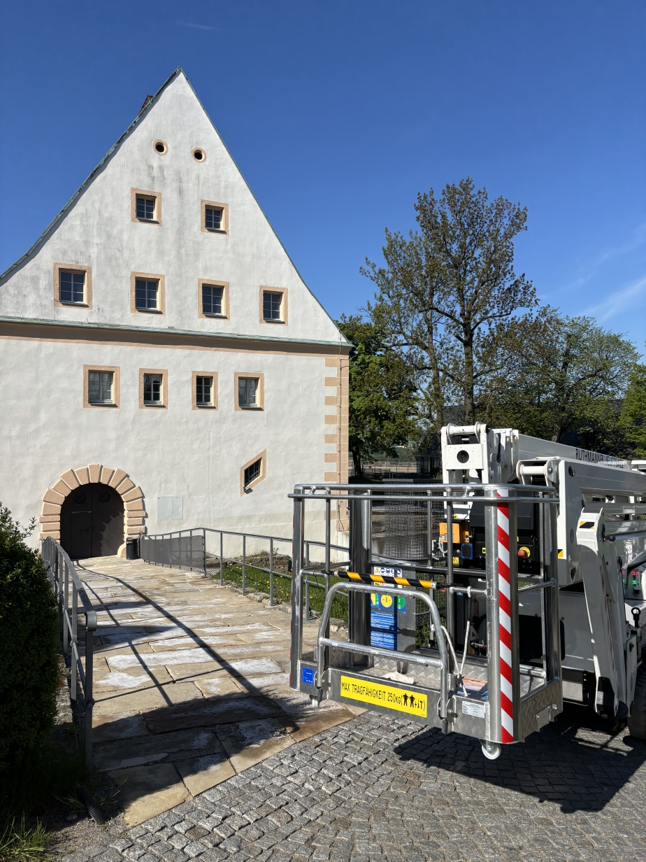 BLUELIFT SA 22 Raupenarbeitsbühne an der Festung Königstein