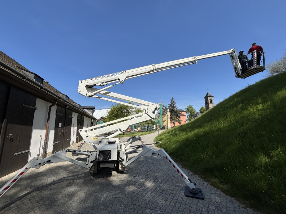 BLUELIFT SA 22 Raupenarbeitsbühne an der Festung Königstein