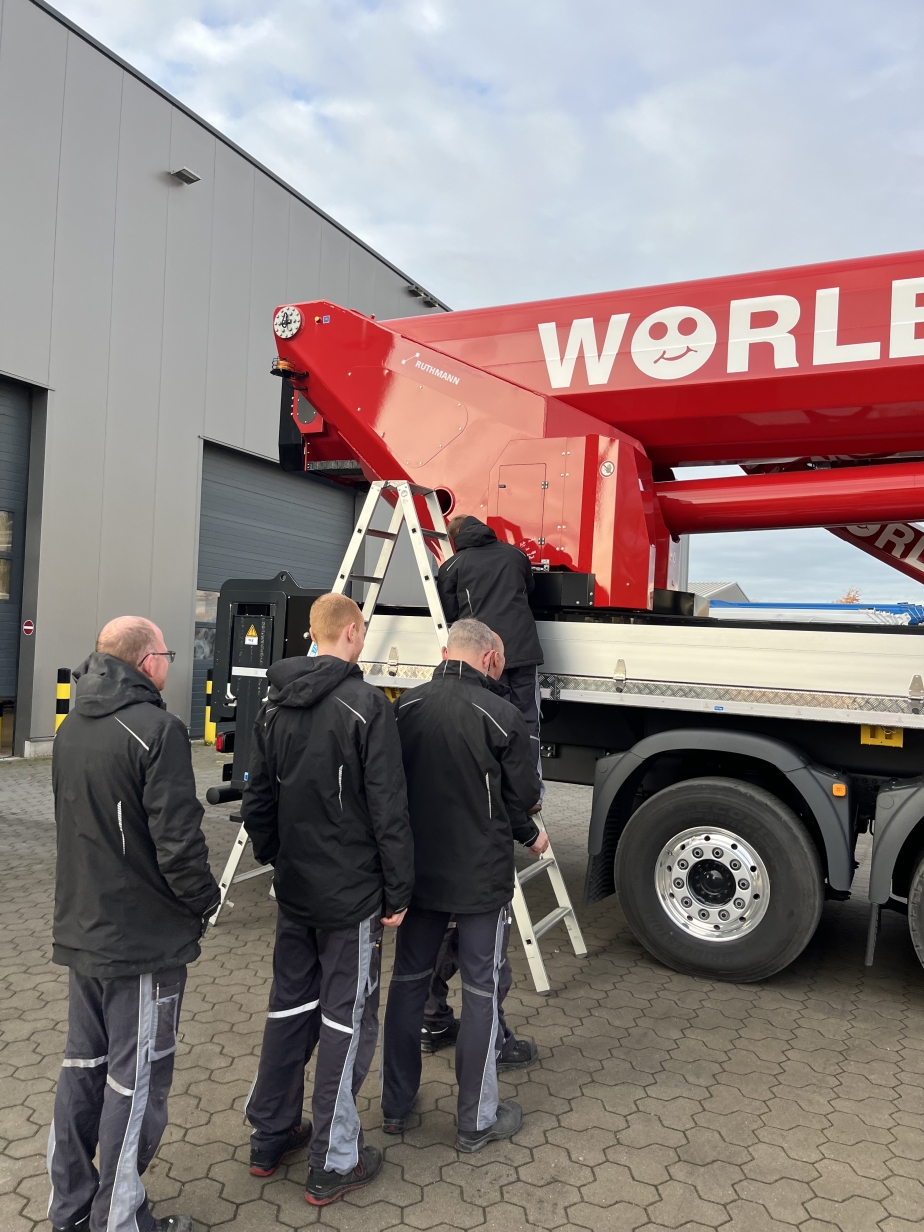 Zum Abschluss signierten alle beteiligten RUTHMANN Kolleg:innen den neuen Wörle STEIGER T 1000 HF